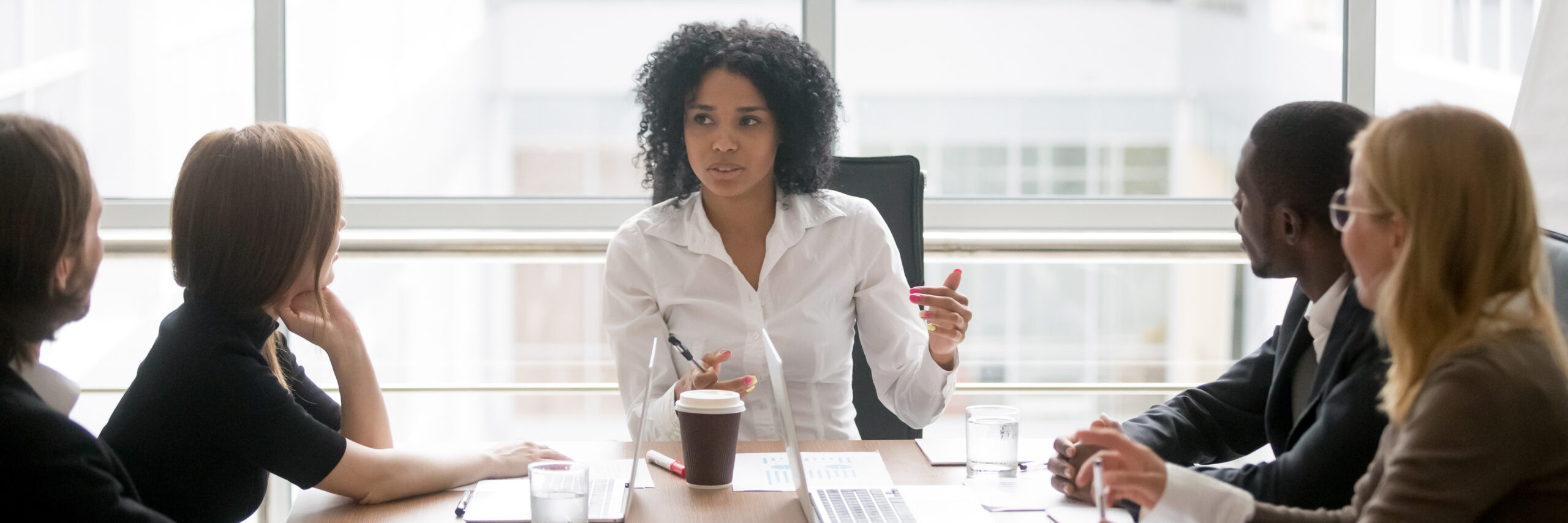 Woman leading a business meeting ©fizkes